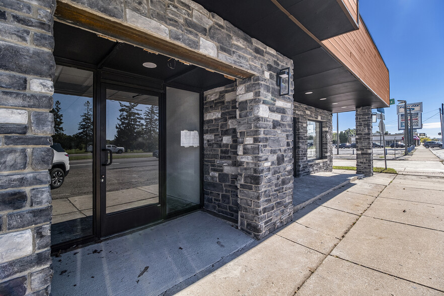 30100 Woodward Ave, Royal Oak, MI for rent - Building Photo - Image 3 of 15