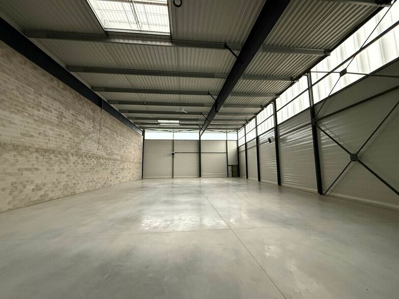 Light Industrial in Stains to rent - Interior Photo - Image 3 of 11