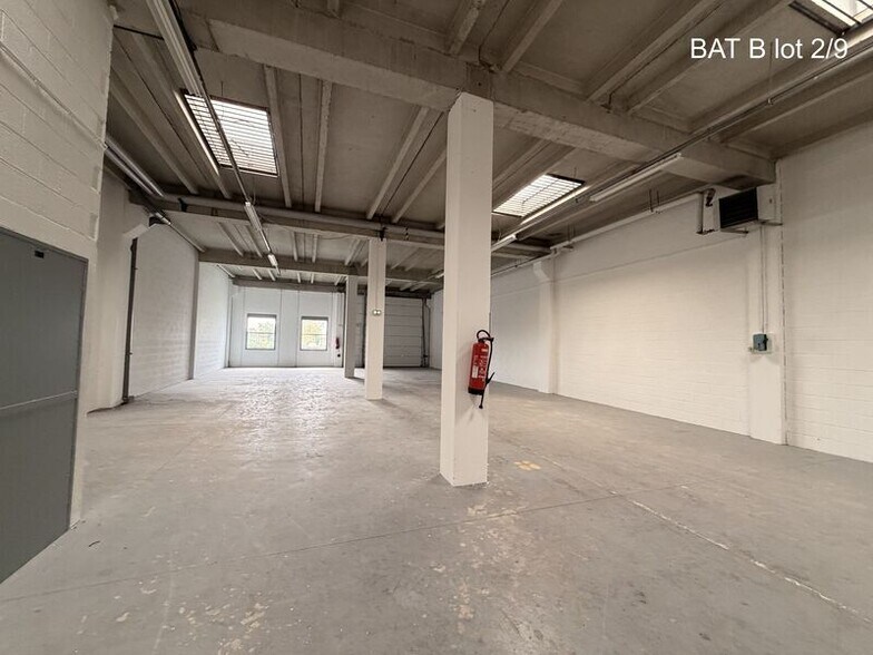 Light Industrial in Saint-Quentin-Fallavier for sale - Interior Photo - Image 2 of 26
