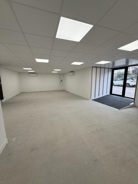 Retail in Craponne to rent - Interior Photo - Image 1 of 6
