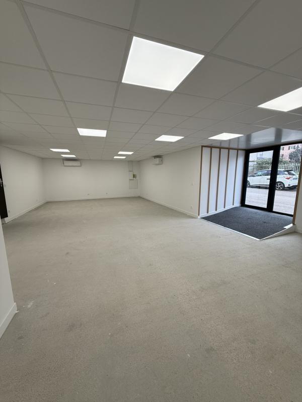 Retail in Craponne to rent Interior Photo- Image 1 of 7