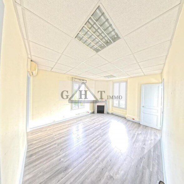 Office in Créteil to rent - Interior Photo - Image 1 of 6