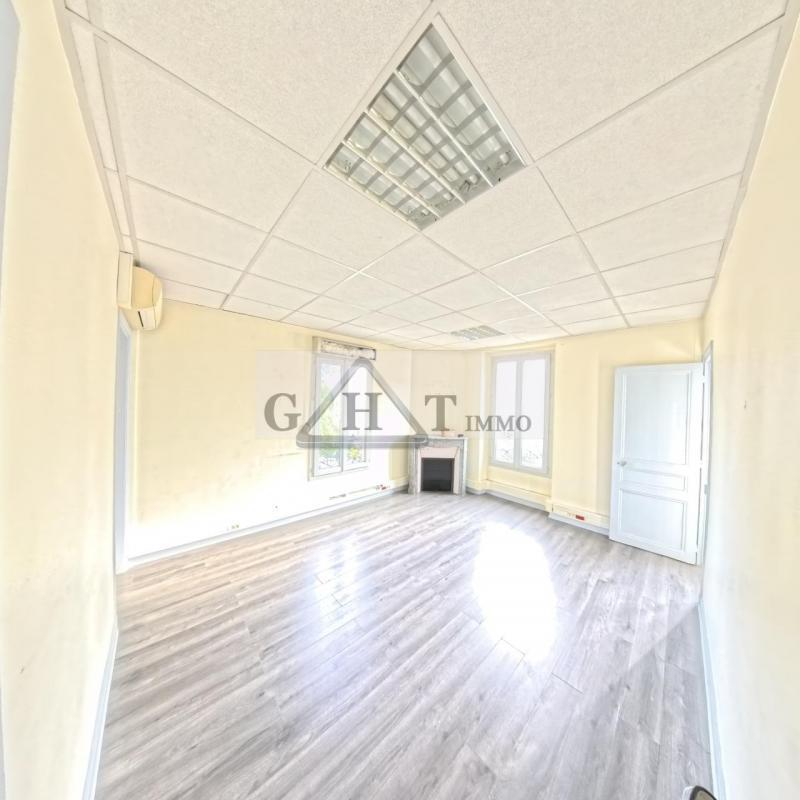 Office in Créteil to rent Interior Photo- Image 1 of 7