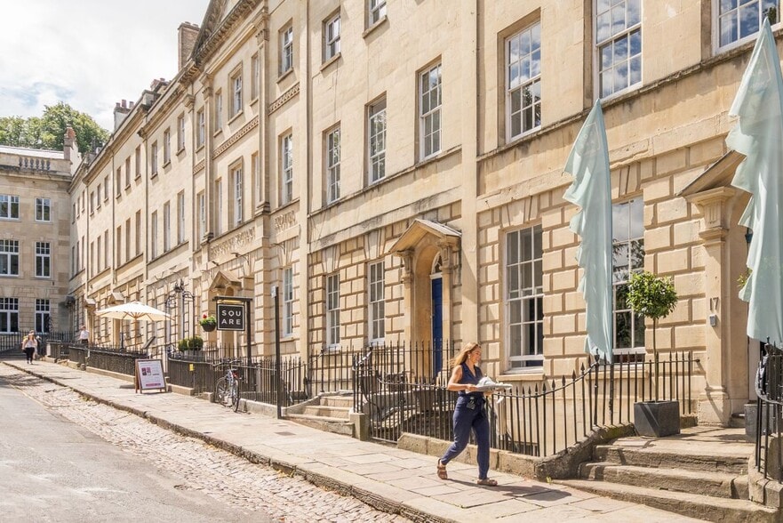 17-18 Berkeley Sq, Bristol to rent - Building Photo - Image 1 of 1