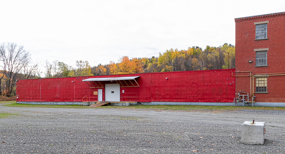 253 Rue Michaud, Coaticook, QC for rent - Building Photo - Image 3 of 19