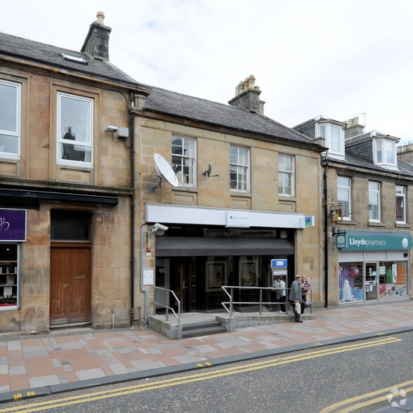 15 High St, Carluke to rent - Primary Photo - Image 1 of 3