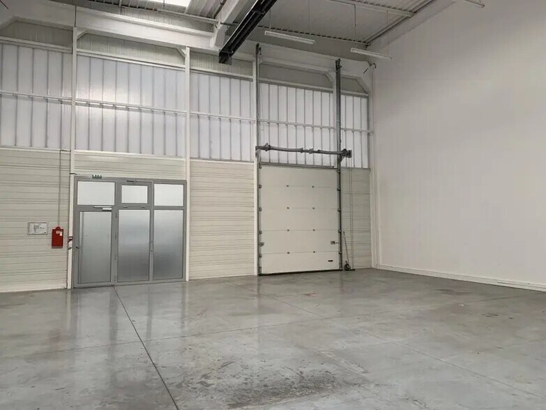 Light Industrial in Palaiseau to rent - Interior Photo - Image 3 of 8