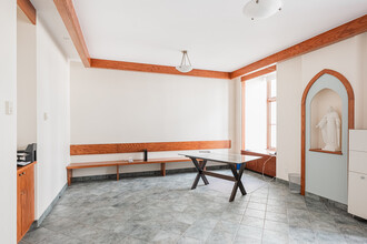 306 Rue Sherbrooke E, Montréal, QC for rent Interior Photo- Image 2 of 4