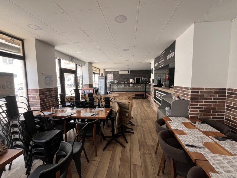 Retail in Toulon to rent - Interior Photo - Image 3 of 7
