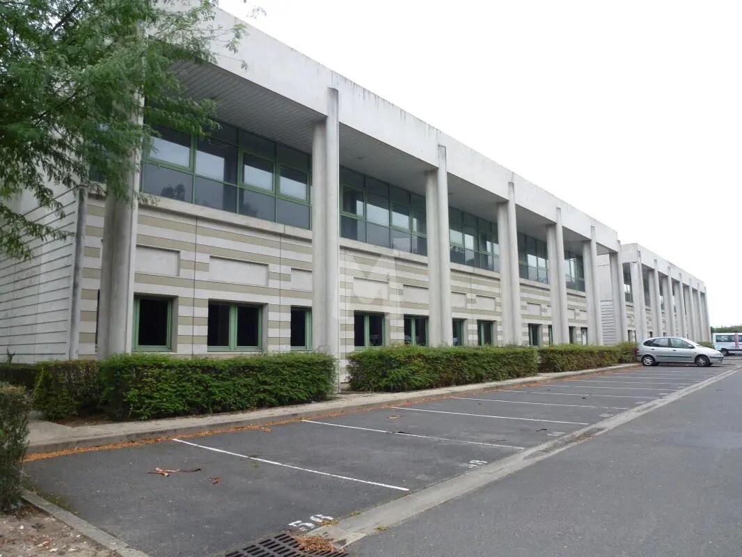 Office in Lisses to rent Building Photo- Image 1 of 12