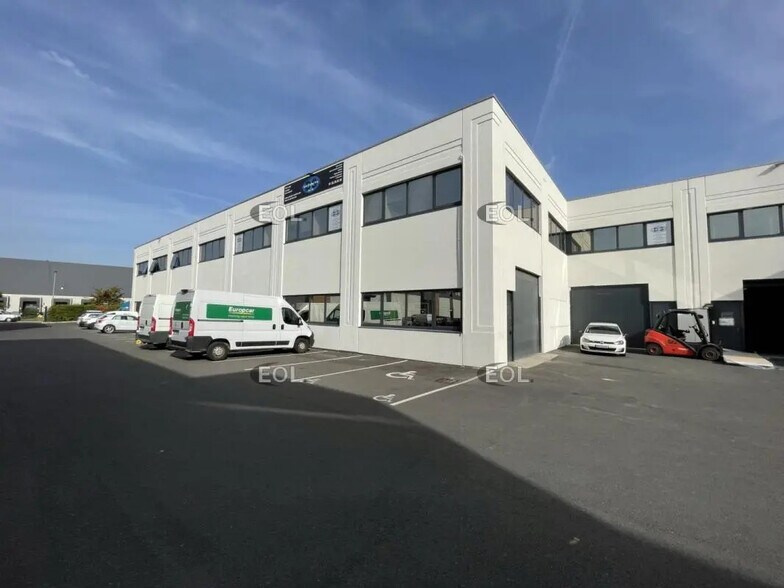 Light Industrial in Villeneuve-la-Garenne to rent - Building Photo - Image 1 of 4