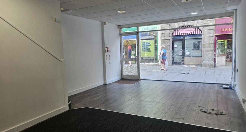 44 Fore St, St Austell to rent - Interior Photo - Image 2 of 8