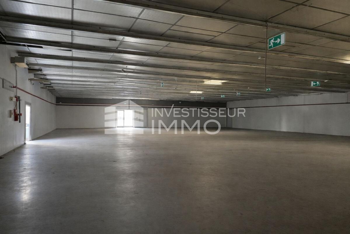 Retail in Claye Souilly to rent Building Photo- Image 1 of 7
