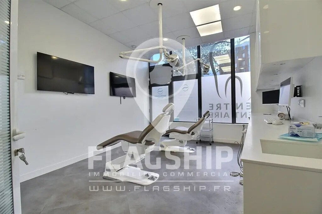 Location Commerce 297 m² - Photo 1