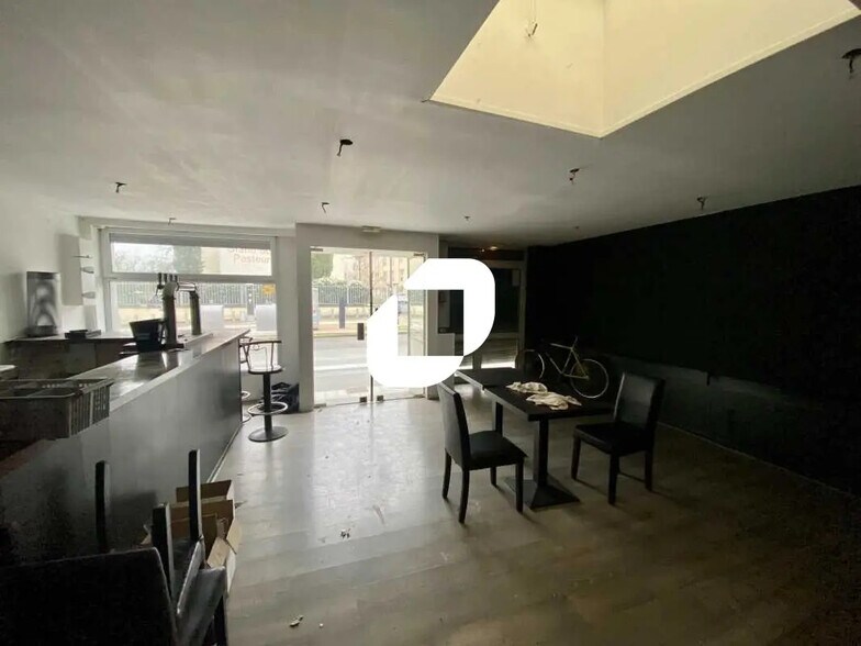 Retail in Bordeaux to rent - Building Photo - Image 2 of 6