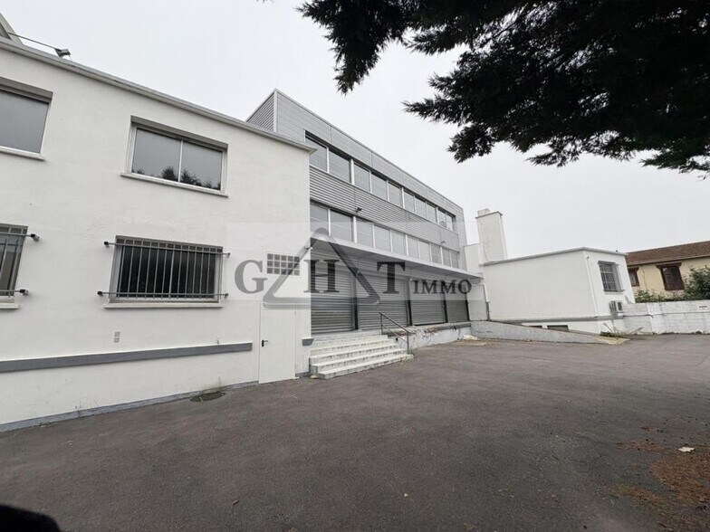 Industrial in Nanterre to rent - Building Photo - Image 2 of 12