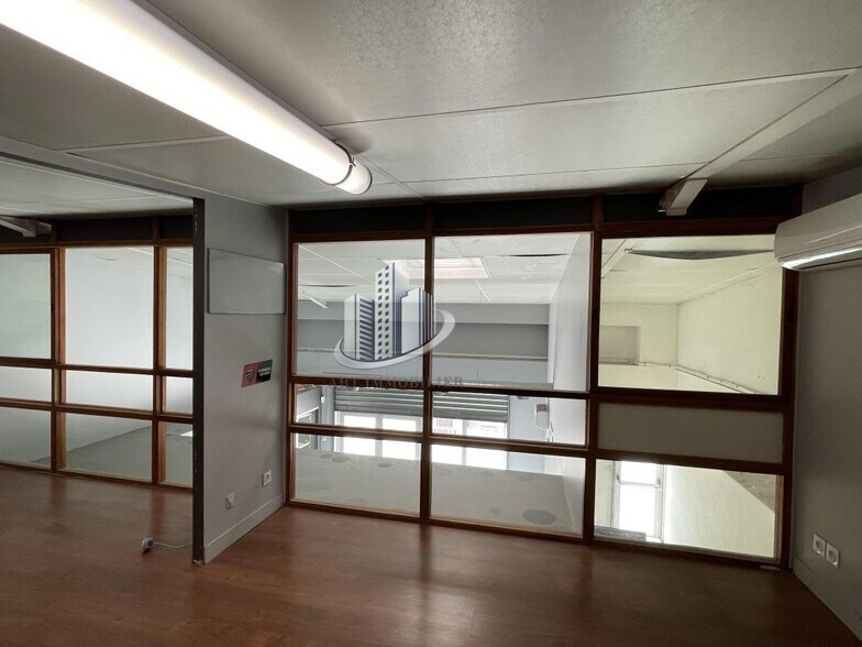 Retail in La Garde to rent - Interior Photo - Image 2 of 3