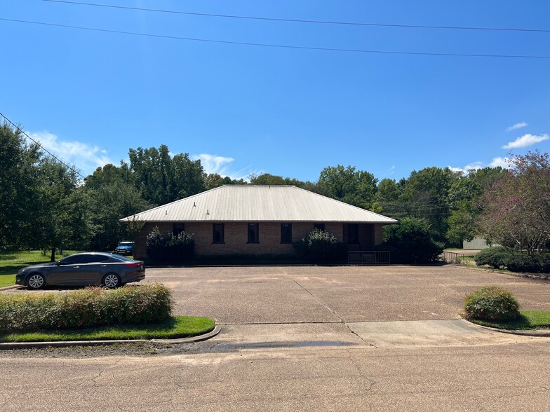 2680 River Ridge Dr, Jackson, MS for sale - Building Photo - Image 1 of 10