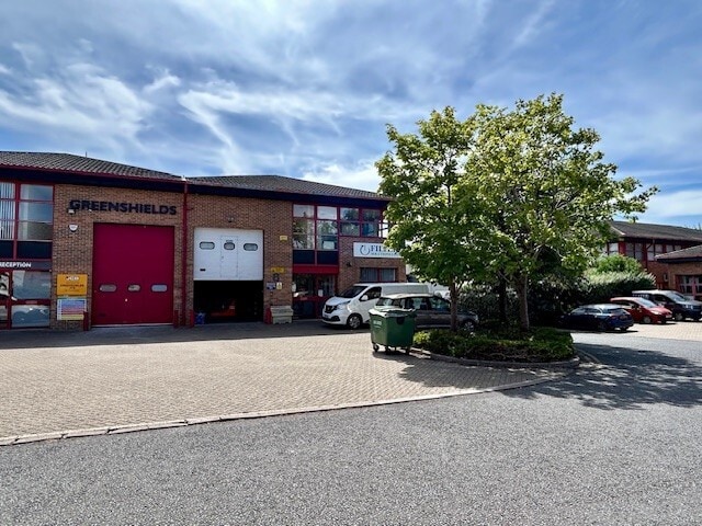Berkshire Dr, Thatcham to rent - Building Photo - Image 1 of 2