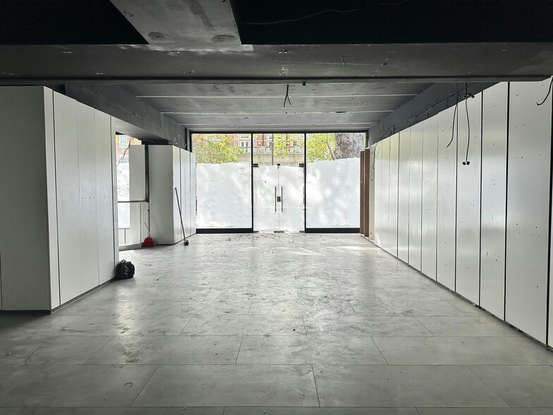 30-34 Chiswick High Rd, London to rent - Building Photo - Image 2 of 10