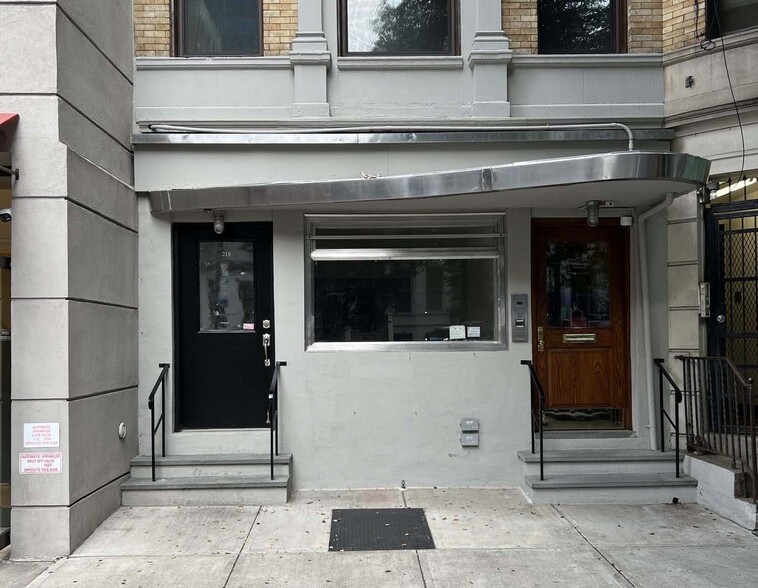 219 W 79th St, New York, NY for rent - Building Photo - Image 1 of 14