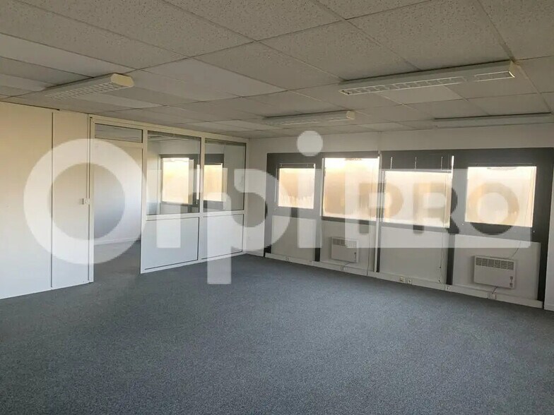 Office in Mérignac to rent - Interior Photo - Image 1 of 6