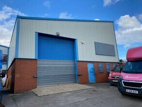 Wakefield Rd, Ossett to rent Building Photo- Image 1 of 1