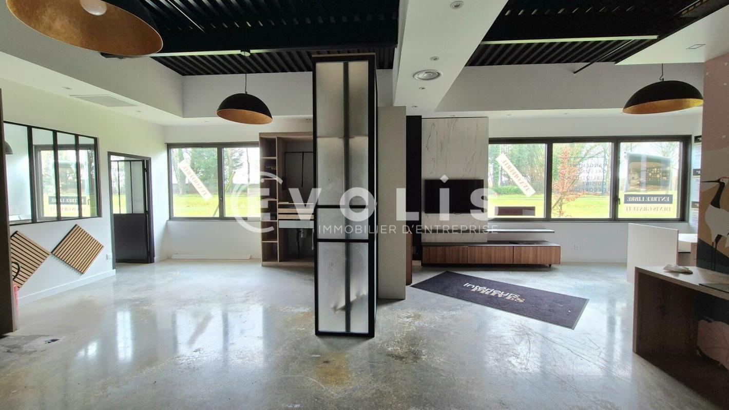 Retail in Serris to rent Building Photo- Image 1 of 6