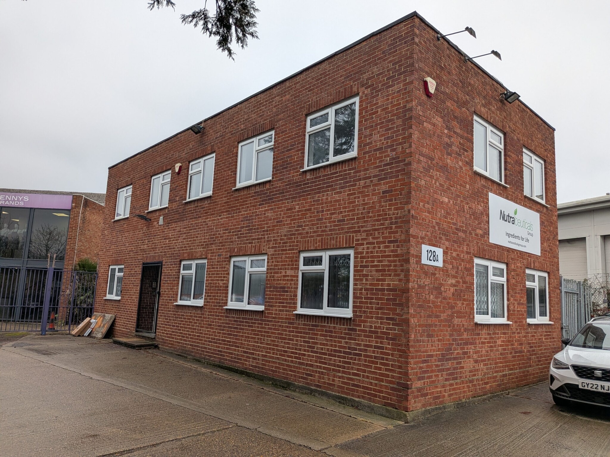 128A Kingston Rd, Leatherhead to rent Building Photo- Image 1 of 3