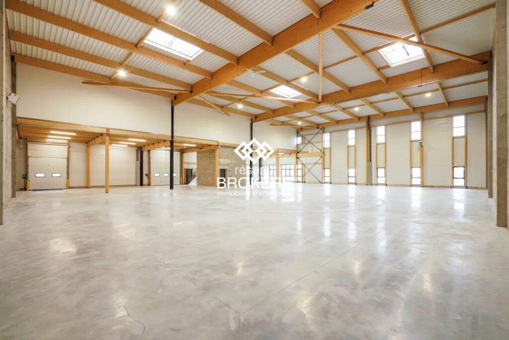 Location Entrepôt 1 219 m² - Photo 1