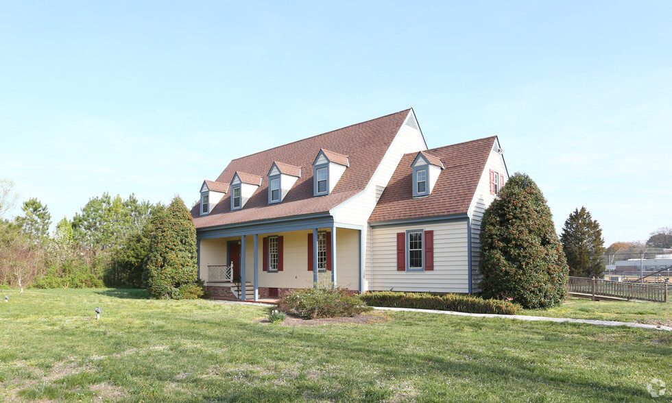 1900 E Parham Rd, Henrico, VA for rent - Primary Photo - Image 1 of 62