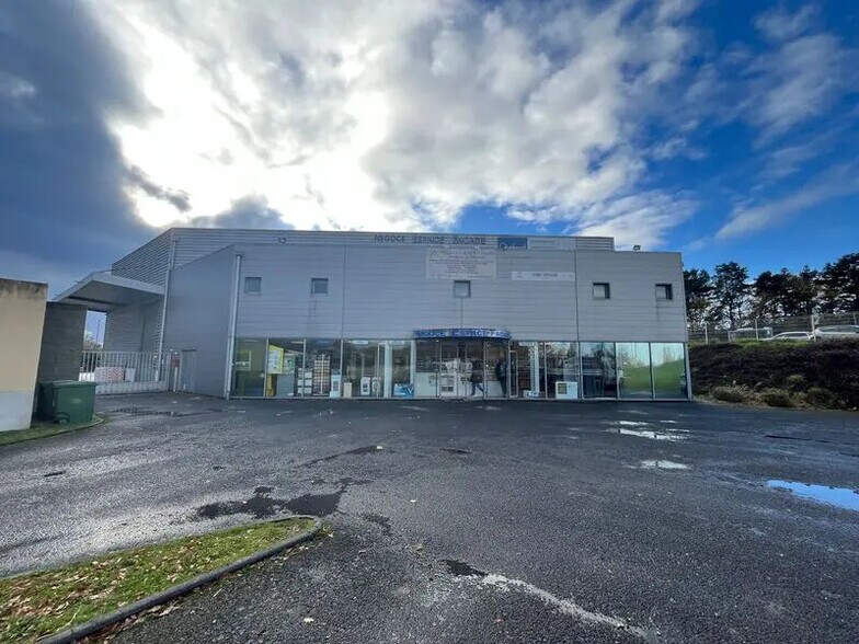 Retail in Lormont to rent - Building Photo - Image 1 of 11