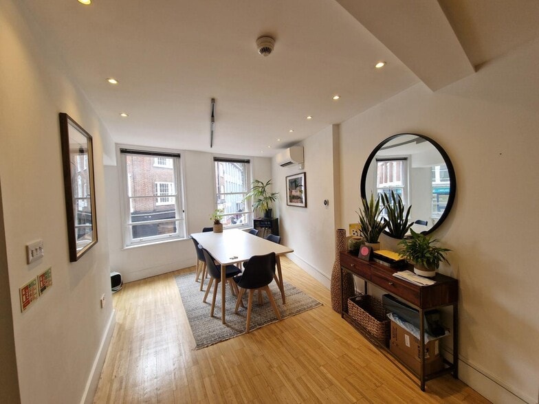 2-3 Cowcross St, London to rent - Interior Photo - Image 2 of 7
