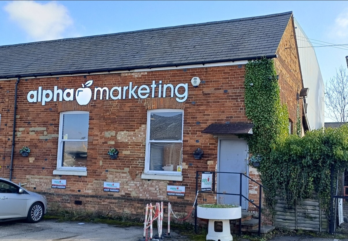 Boss Av, Leighton Buzzard to rent Building Photo- Image 1 of 2