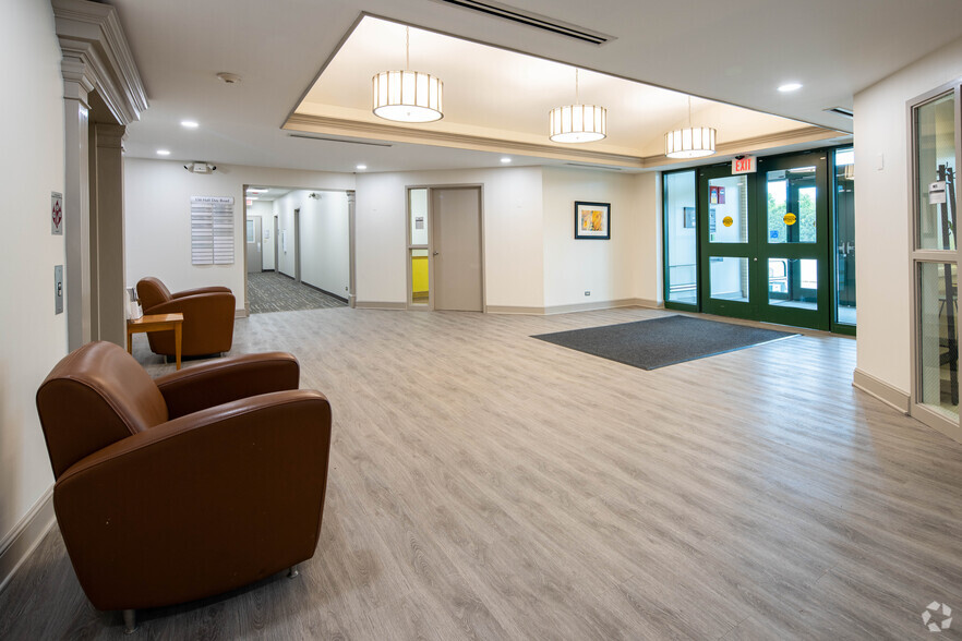 150 W Half Day Rd, Buffalo Grove, IL for rent - Lobby - Image 3 of 9