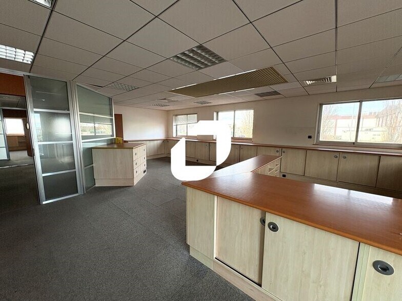 Office in Mornant to rent - Interior Photo - Image 3 of 8