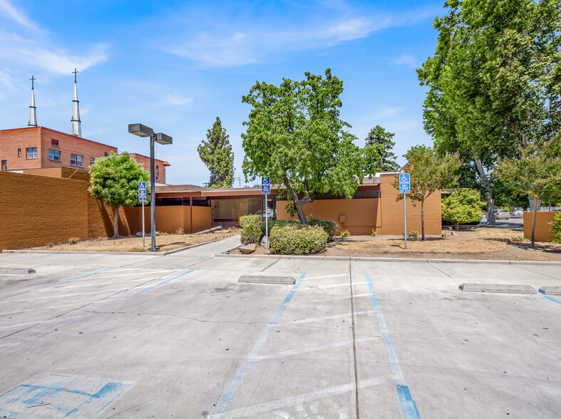 2841 Tulare St, Fresno, CA for rent - Building Photo - Image 1 of 20