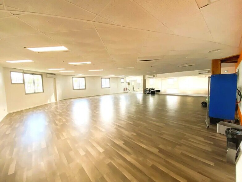 Light Industrial in Bondoufle for sale - Building Photo - Image 3 of 8