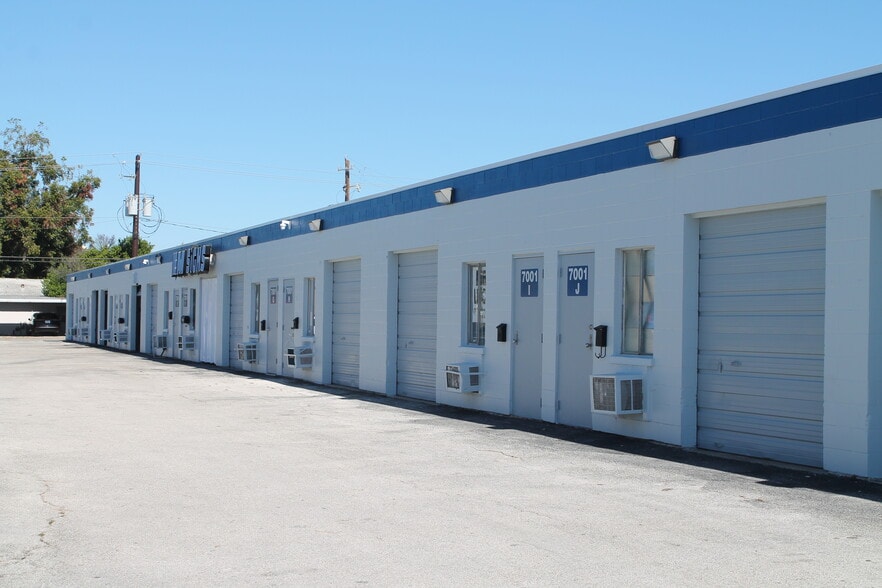 7001 Mullins Dr, Houston, TX to rent - Building Photo - Image 1 of 2