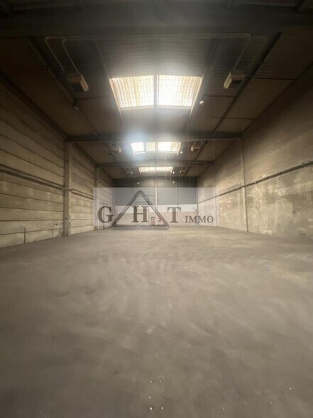 Industrial in Saint-Ouen-sur-Seine to rent - Building Photo - Image 1 of 7