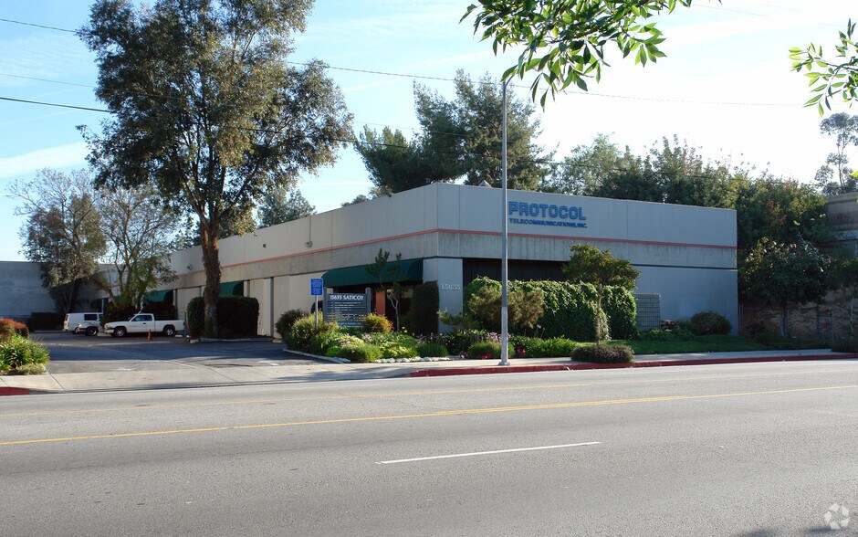 15635 Saticoy St, Van Nuys, CA for rent - Building Photo - Image 1 of 1