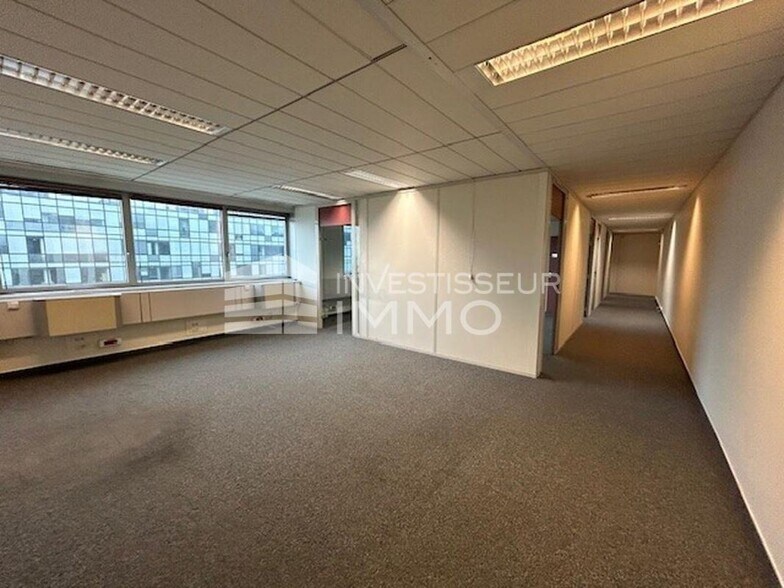 Office in Noisy Le Grand to rent - Building Photo - Image 2 of 6