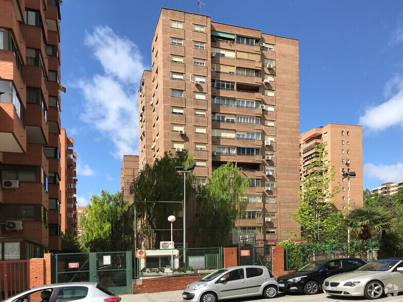 Calle de Sangenjo, 16, Madrid, Madrid to rent - Building Photo - Image 1 of 2