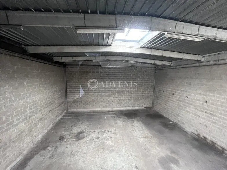 Light Industrial in Coignières to rent - Interior Photo - Image 2 of 8