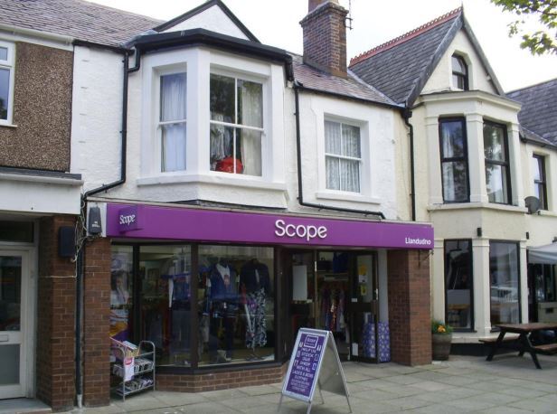 33 Madoc St, Llandudno to rent Primary Photo- Image 1 of 2