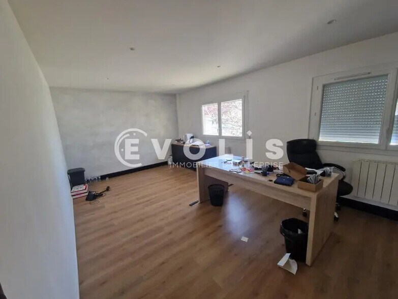 15 Rue Du Buisson Aux Fraises, Massy to rent - Interior Photo - Image 2 of 6