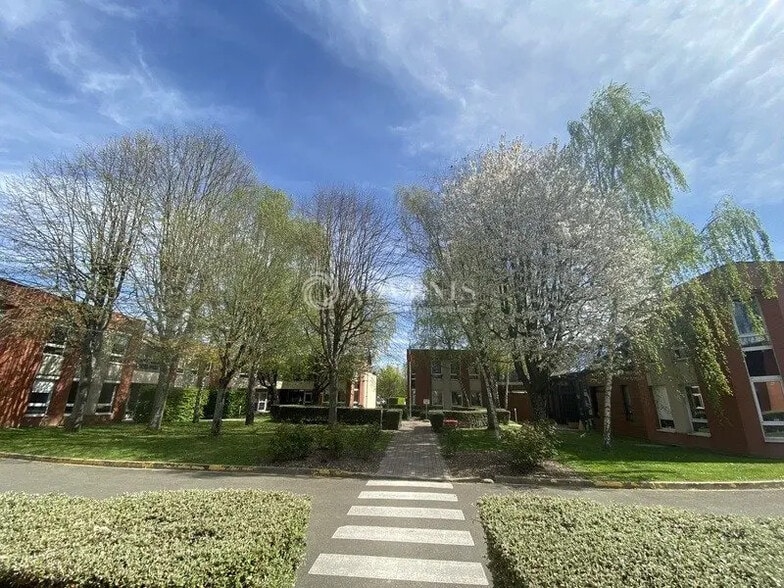 Light Industrial in Montigny-le-Bretonneux to rent - Building Photo - Image 1 of 9