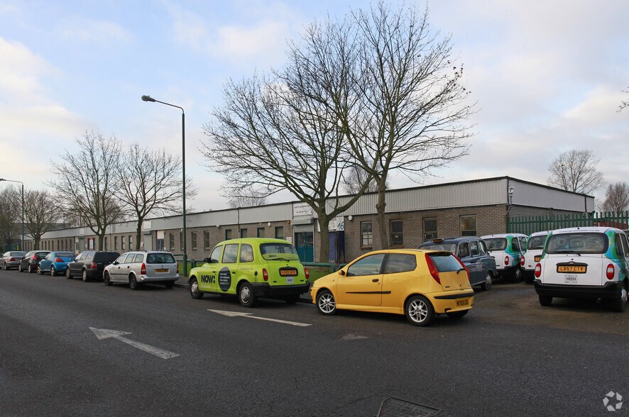 Hailey Rd, Erith to rent - Building Photo - Image 3 of 4