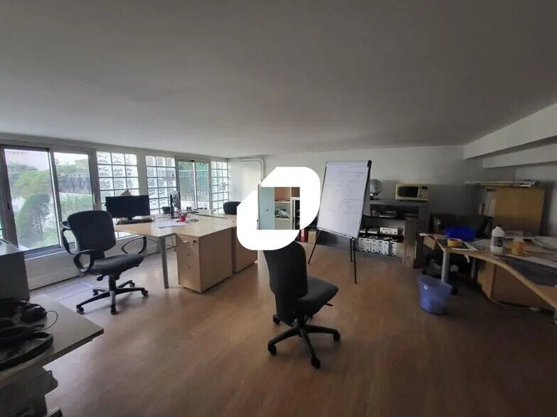 Light Industrial in Montrouge to rent - Interior Photo - Image 3 of 10