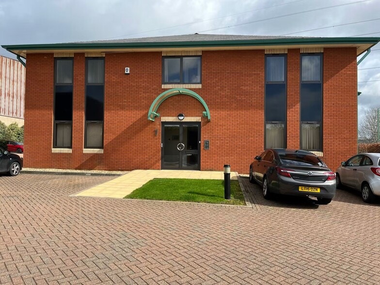 Smeaton Clos, Aylesbury to rent - Building Photo - Image 1 of 18